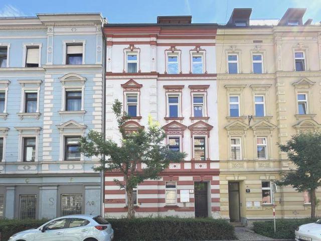 Gründerzeithaus in Wilten – ein ganzes Stockwerk für sich mit Kaminanschluss, sanierungsbedürftig