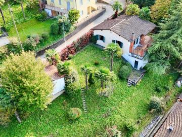 Grundstück mit Bauland und Häuschen zum Renovieren