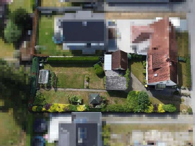 Grundstück mit Baupotenzial sowie 3 2/2 Doppelhaushälfte mit Nebengebäude