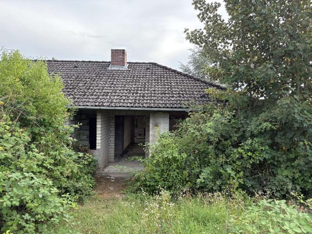 Grundstück mit Rohbau – ca. 2.500 m² Grundstücksfläche, ca. 183 m² Wohnfläche