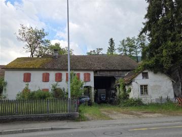 Grundstück von zwei Gebäuden auf 2.583 m² Baugrundstück