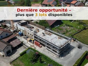 Grundstück 4 – Doppelhaus mit Reihenhäusern und Balkonen