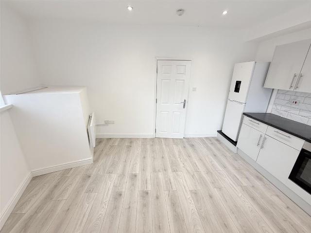 Grundy Street, Nottingham NG7, 3 bed flat to rent, £1,100 pcm | PrimeLocation
