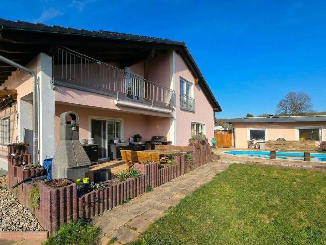„Grüne Energie trifft Idylle – Stilvolles Einfamilienhaus am Ortsrand mit PV Heizsystem und sommerli