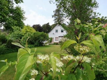 Grüne Oase nahe Berlin: Großzügiges Einfamilienhaus mit parkähnlichem Garten