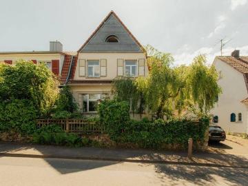 Grüne Stadtoase von 1912: Repräsentativer Altbau mit zwei Einheiten & enormem Potenzial