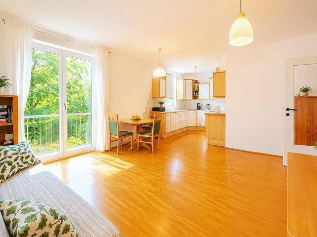 Top Grünlage: Lichtdurchflutete Wohnung mit Balkon und Parkplatz