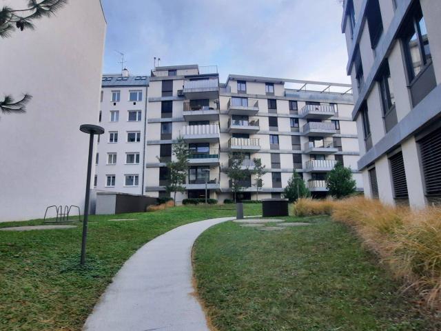 GRÜNRUHELAGE MIT GROSSEM BALKON UND PERFEKTER ANBINDUNG