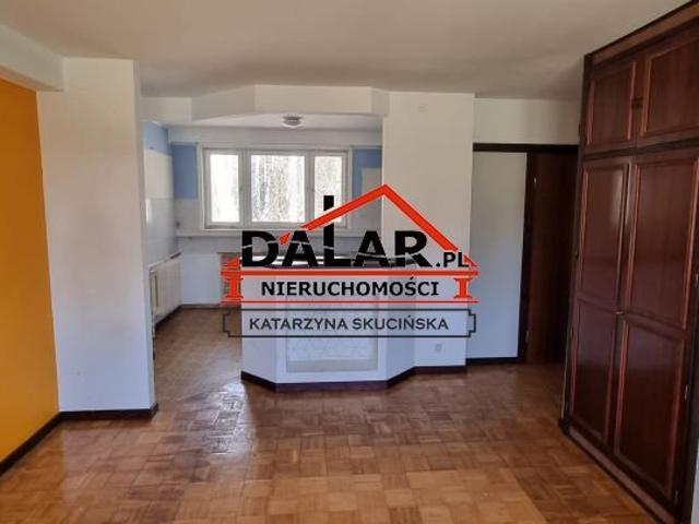 Grunt z domem, halą i magazynem w Sierzchowie