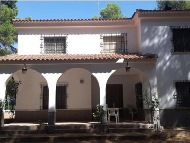 Grupo la Noria Vende Chalet de 7 dormitorios y piscina, zona urbanización los pinares del jucar