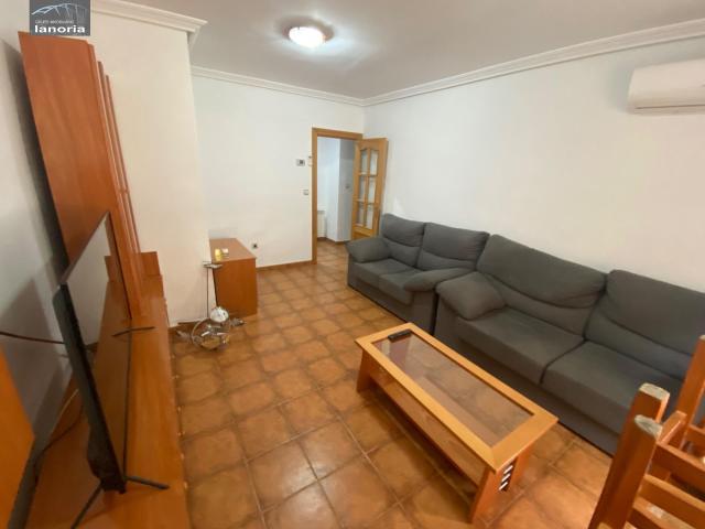 Grupo la Noria Alquila Piso solo ESTUDIANTES. 3 Dormitorios, 1 Cuarto de Baño. Agua incluida en precio