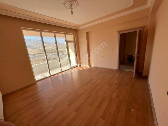 Grv Emlak'tan Bitlis Tatvan Kaşıyakada Satılık 4. Kat 6+2 250 M2 Dubleks Daire