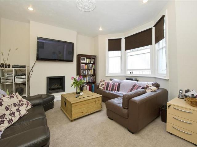 Gwendwr Road, West Kensington. 2 bed apartment to rent £2,450 pcm £565 pw
