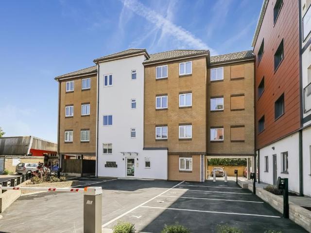 Gwilliam House, London Road, Mitcham, London CR4, 2 bed flat to rent, £1,800 pcm | PrimeLocation