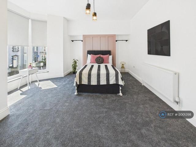 Gwydr Crescent, Swansea, SA2 1 bed in a house share to rent £580 pcm £134 pw