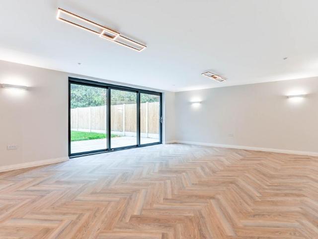 GU22, Old Woking, Woking 4 bed detached house to rent £5,500 pcm £1,269 pw
