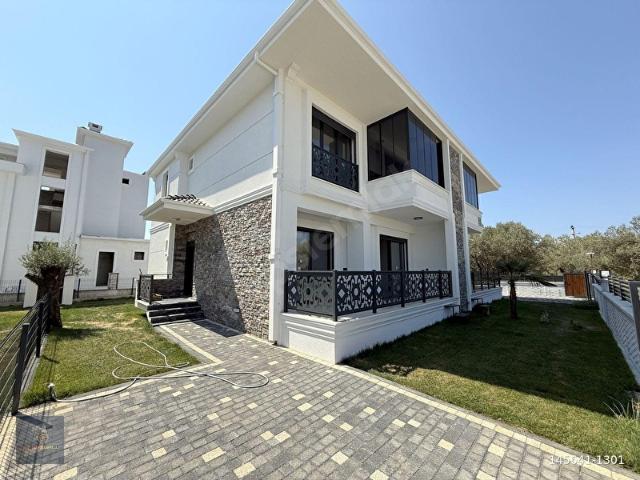 GÜÇTEN GÜREDE GENİŞ BAHÇELİ DENİZE YAKIN LÜX TASARIM 4+1 VİLLA