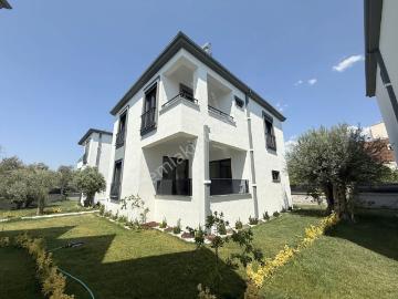 Güç Gayrimenkul'den Zeytinli'de Geniş Bahçeli Ultra Lüx Tasarımlı Satılık 5+1 Villa