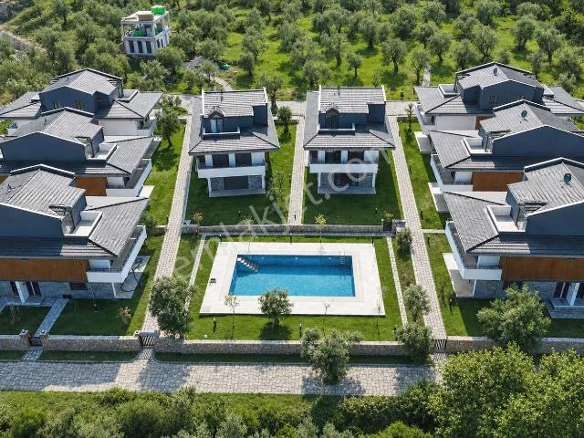 Güç Gayrimenkul'den Güre'de Kazdağları Manzaralı Yüzme Havuzlu Sıfır Satılık 3+1 Villa
