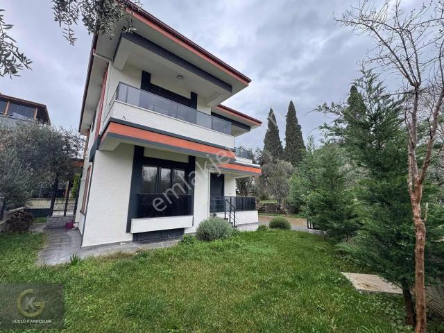 Güçlü Kardeşler 400m2 Arsa İçerisinde 7+1 Müstakil Villa