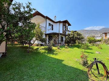 Güçlü Kardeşler Altınoluk Merkezde Denize Yakın 4+1 Villa