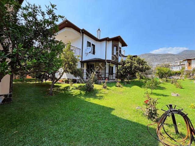 Güçlü Kardeşler Altınoluk Merkezde Denize Yakın 4+1 Villa