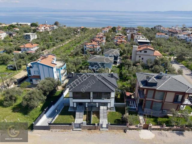 Güçlü Kardeşler Deniz Manzaralı Geniş Bahçeli 3+1 Villa