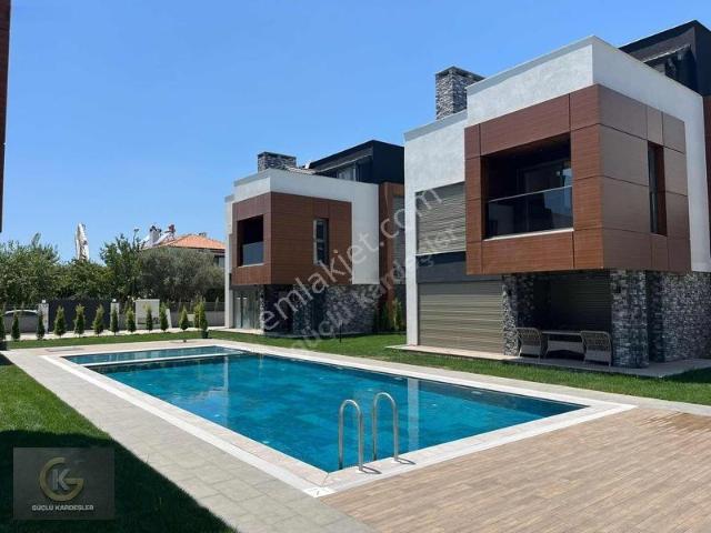 Güçlü Kardeşlerden Gürede Havuzlu Deniz Manzaralı Villa