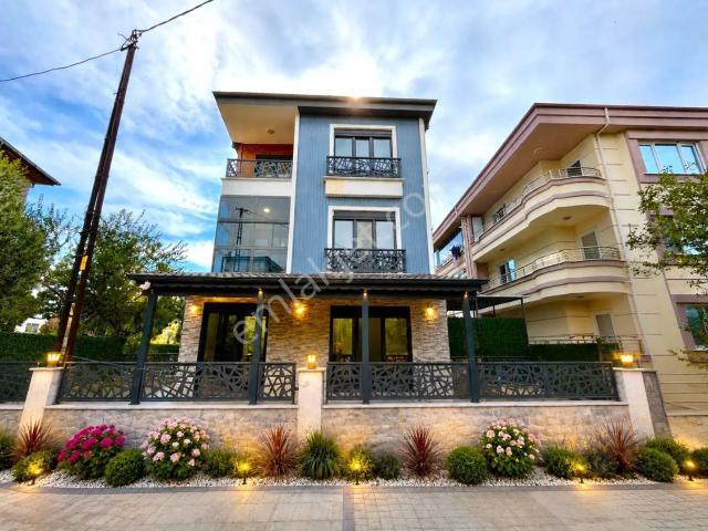 Gümüş'den Akçayda Emsalsiz Fiyata Geniş Bahçeli Şahane 4+1 Villa