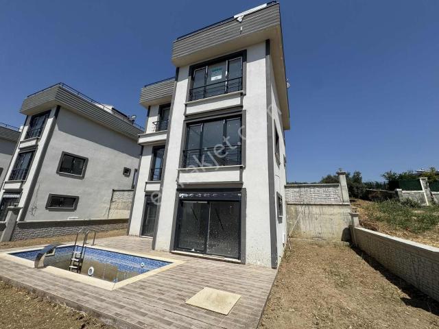 Gümüş Emlak'tan İğdebağlarında Havuzlu Kiralık Villa