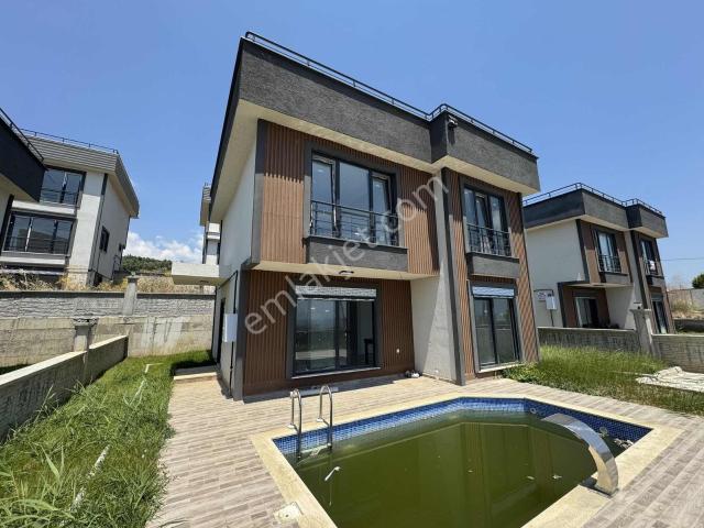 Gümüş Emlak'tan İğdebağlarında Havuzlu Satılık Villa