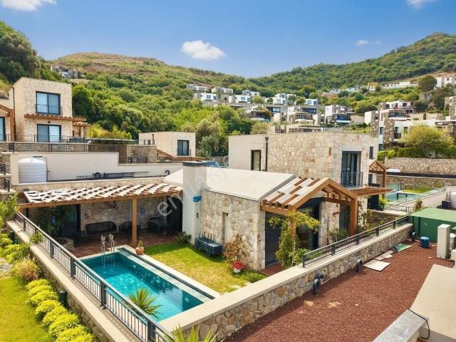 Gümüşlük 4+1 Sahile 600 M Modern Mimari Havuzlu Villa