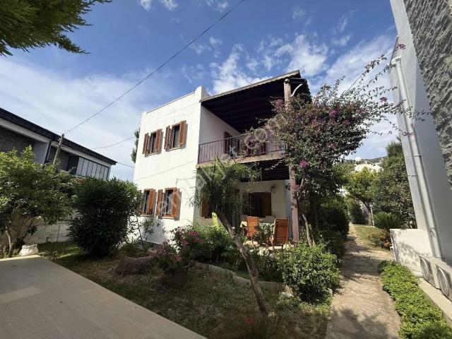 Gümüşlük Kadıkalesi Mevkii'nde Satılık Denize 50 M 2+1 Müstakil