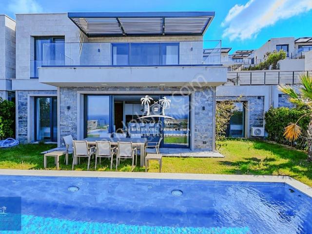 Gümüşlük Koyunbaba'da Deniz Manzaralı Satılık 4+1 Villa