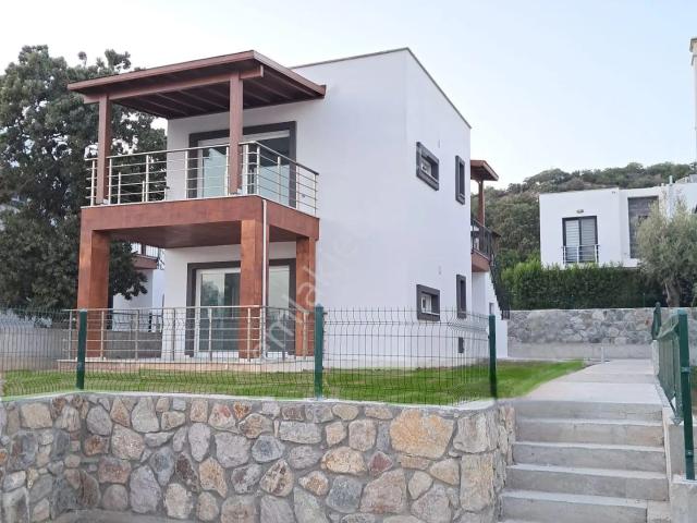 Gümüşlük'te Aydan Aya Ödemeli 12 Ay Kiralık Otoparklı Bahçe Katı Daire