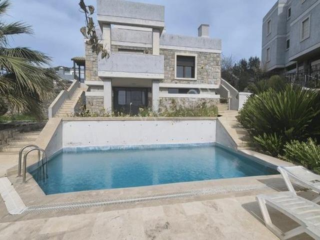 Gümüşlükte Deniz Manzaralı Özel Havuzlu 4+2 Villa