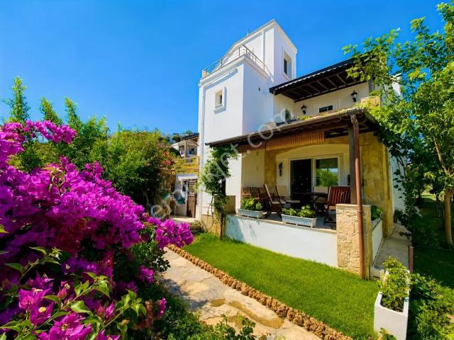 Gümüşlük'te,satılık,deniz Manzaralı,teraslı,bahçeli,3+1,villa