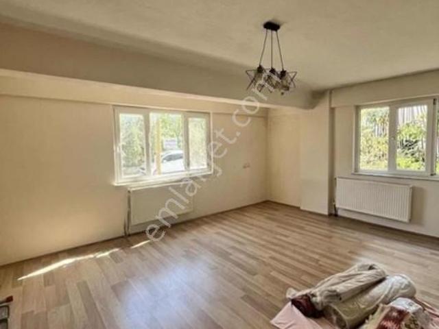 Gümüşler Bulvarına Yakın Konumda Aile Binasında Geniş Kiralık !
