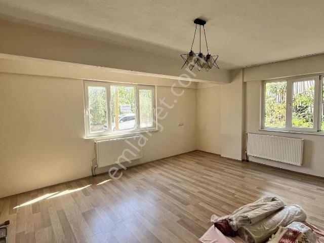 Gümüşler Bulvarına Yakın Konumda Aile Binasında Geniş Kiralık !