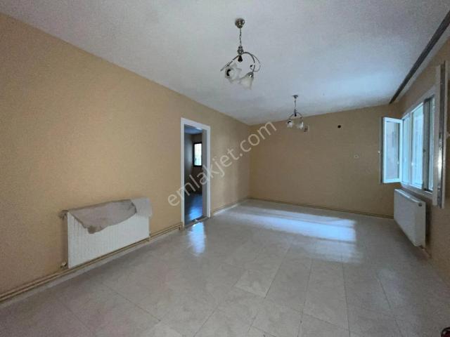 Gümüşpala Merkez'de Sağlık Ocağı Yakını Doğalgazlı 2+1 Kiralık