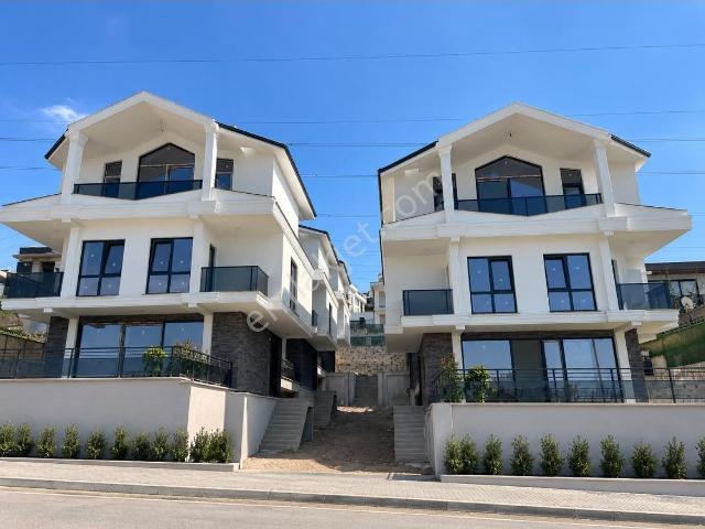 Gümüştepe'de Prestijli Konumda Satılık Modern Triplex Villa