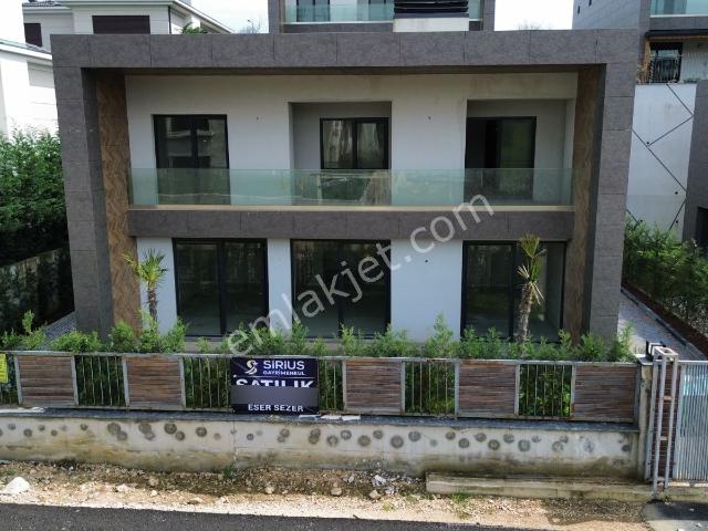 Gümüştepede Satılık 250 M2 5+1 Müstakil Villa