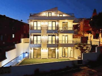 İstanbul Gümüşyaka Deniz Manzaralı Anayola Cephe Havuzlu Villa
