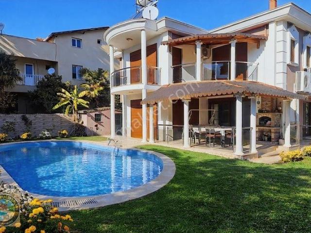 Gümüldür Sahilde Satılık 600m2 Arsada Havuzlu Villa