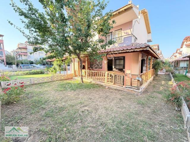 Gümüldür Sahilde Site İçinde Satılık 3+1 130 M2 Triblex Villa