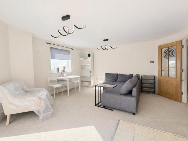 Gunwharf Quays The Canalside. 2 bed barn conversion to rent £1,850 pcm £427 pw