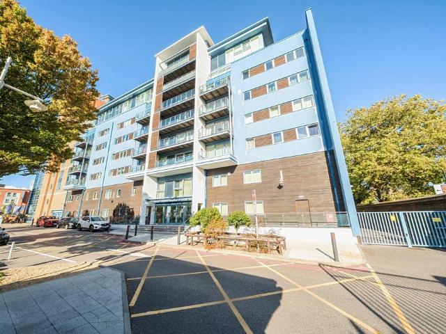 Gunwharf Quays, Hampshire PO1 2 bed flat to rent £1,700 pcm £392 pw