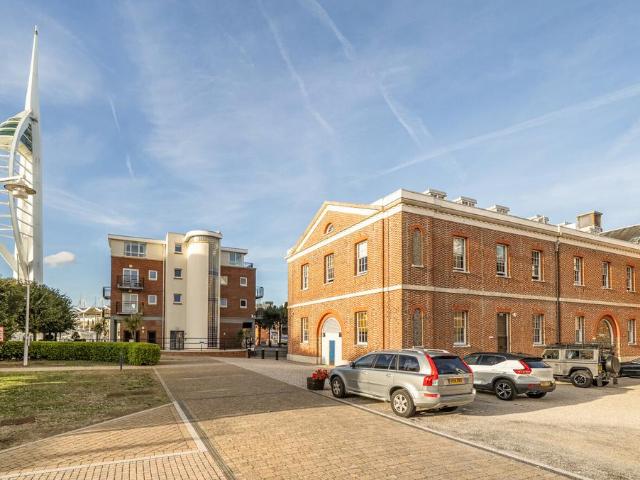 Gunwharf Quays, Hampshire PO1 2 bed flat to rent £1,800 pcm £415 pw