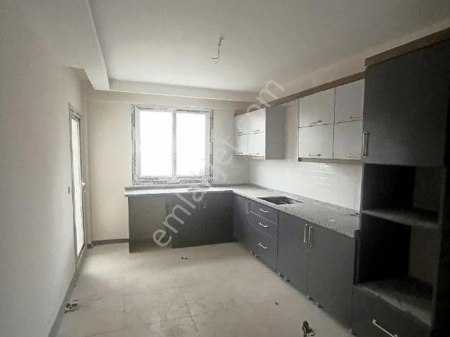 Güncel! Daha Uygunu Yok, E 5 Bulvar Üstü Site İçinde K.mutfak Sıfır 3+1