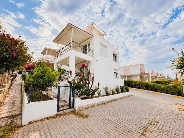 Gündoğan Tankay Sitesi'nde Özel Kum Plajlı 4+1 Dubleks Villa